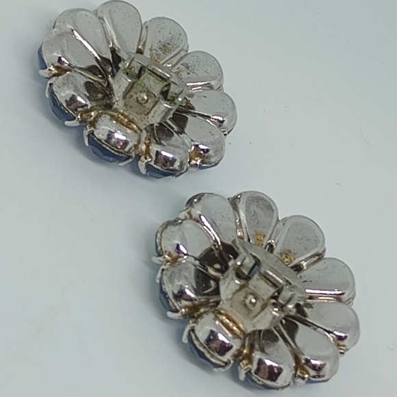 * vintage signed Weiss Blue Teardrop rhinestones cluster flower clip on earrings - Picture 4 of 6